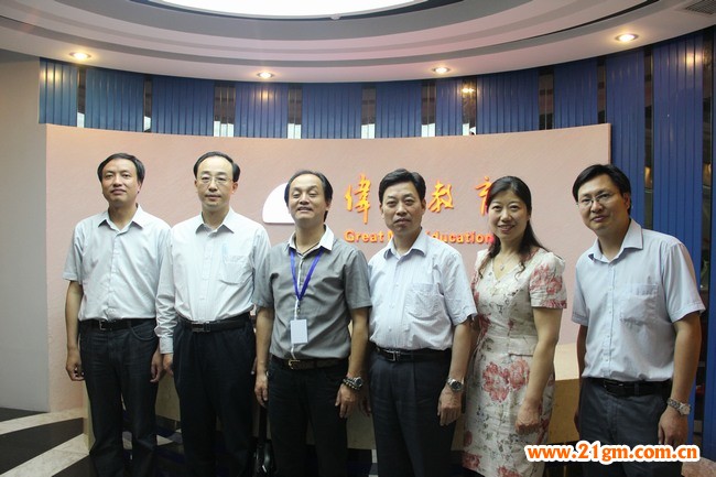 江蘇淮安清河區(qū)政府副區(qū)長(zhǎng)高山、副區(qū)長(zhǎng)李仁明、區(qū)教育局長(zhǎng)施玉明、區(qū)教育局幼教辦主任朱玉梅等一行領(lǐng)導(dǎo)來(lái)到偉才教育集團(tuán)，就學(xué)前項(xiàng)目的進(jìn)一步合作進(jìn)行考察以及確認(rèn)