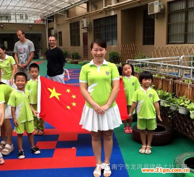 廣西南寧龍鳳首緣偉才幼兒園：開學日，升旗禮