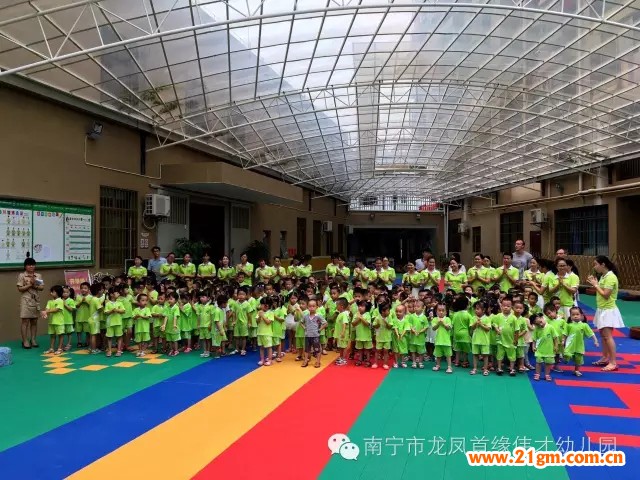 廣西南寧龍鳳首緣偉才幼兒園：開學日，升旗禮