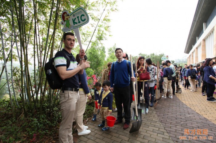 廣西南寧美泉偉才幼兒園開展植樹節(jié)公益活動(dòng)