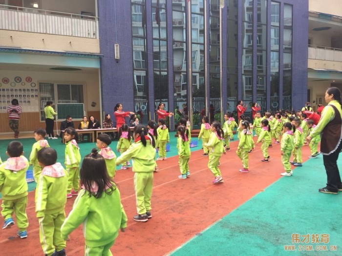 四川成都溫江時代西錦偉才幼兒園：快樂早操，快樂游戲