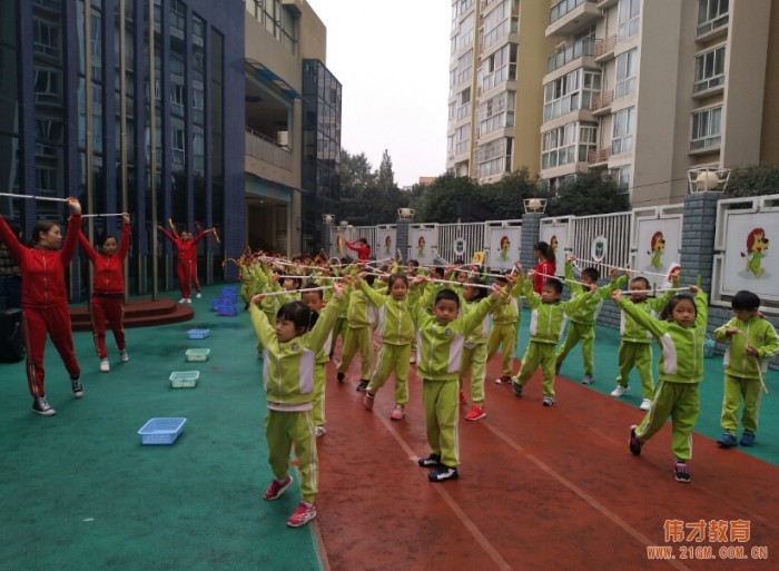 四川成都溫江時代西錦偉才幼兒園：快樂早操，快樂游戲