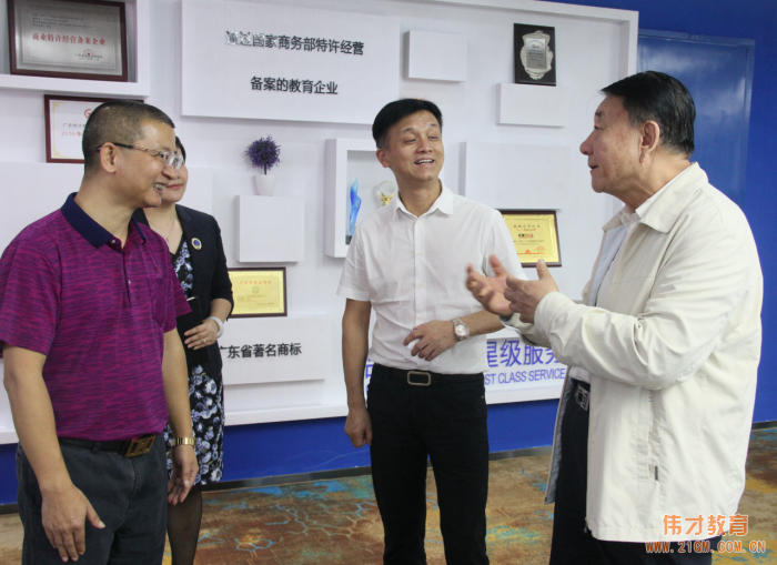 全國(guó)人大常委會(huì)委員、中國(guó)民辦教育協(xié)會(huì)會(huì)長(zhǎng)王佐書(shū)領(lǐng)導(dǎo)一行蒞臨偉才教育