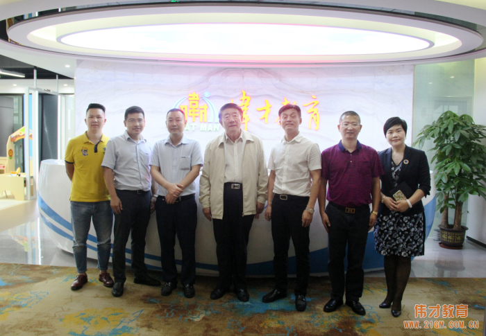 全國(guó)人大常委會(huì)委員、中國(guó)民辦教育協(xié)會(huì)會(huì)長(zhǎng)王佐書(shū)領(lǐng)導(dǎo)一行蒞臨偉才教育