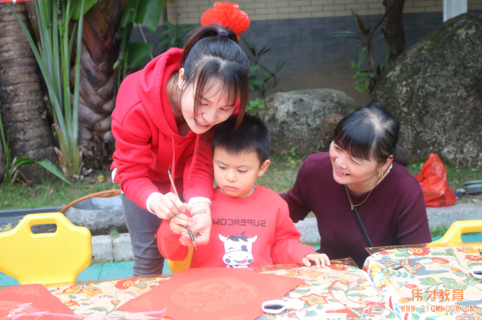 廣西東興天鵝湖偉才幼兒園：迎新春，逛廟會