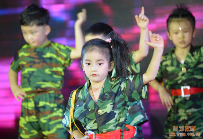 山西呂梁永寧偉才幼兒園：“慶元旦，迎新年”文藝匯演