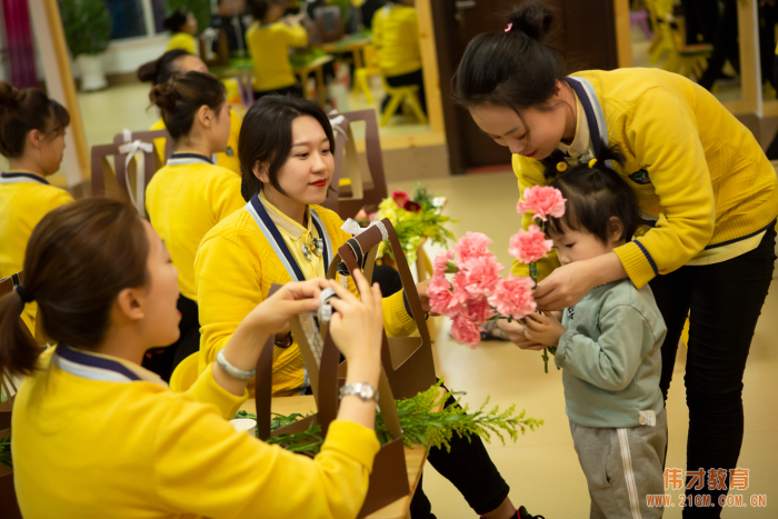 插花品鑒馥郁傳香——吉林延邊偉才幼兒園女神節(jié)花藝活動