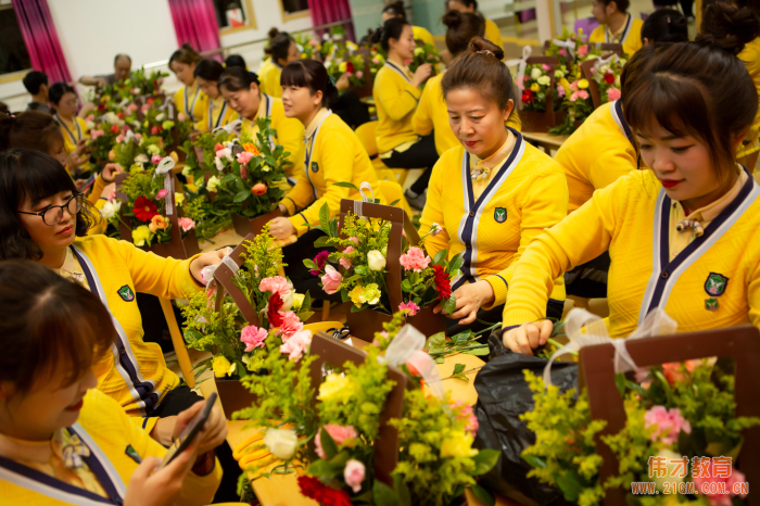 插花品鑒馥郁傳香——吉林延邊偉才幼兒園女神節(jié)花藝活動