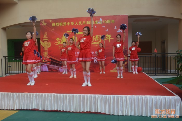 潼南偉才幼兒園慶祝建國70周年 “我是小小兵”親子運(yùn)動會